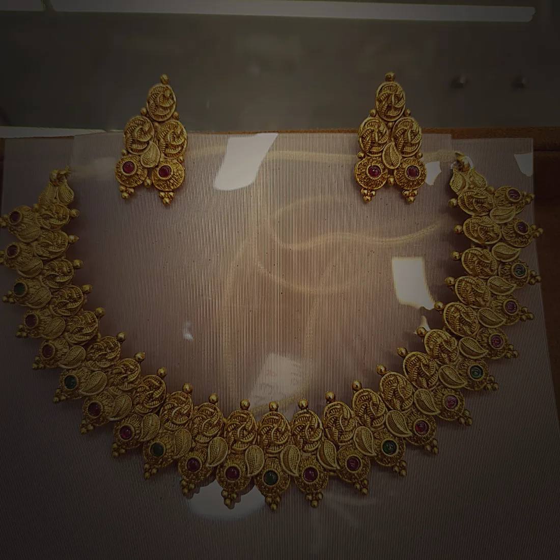 Maroon Stone Antique Haar Set